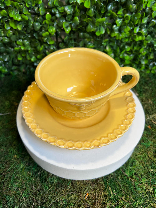 Honeycomb Tea Cup and Saucer: Savoring Elegance and Nature's Sweetness